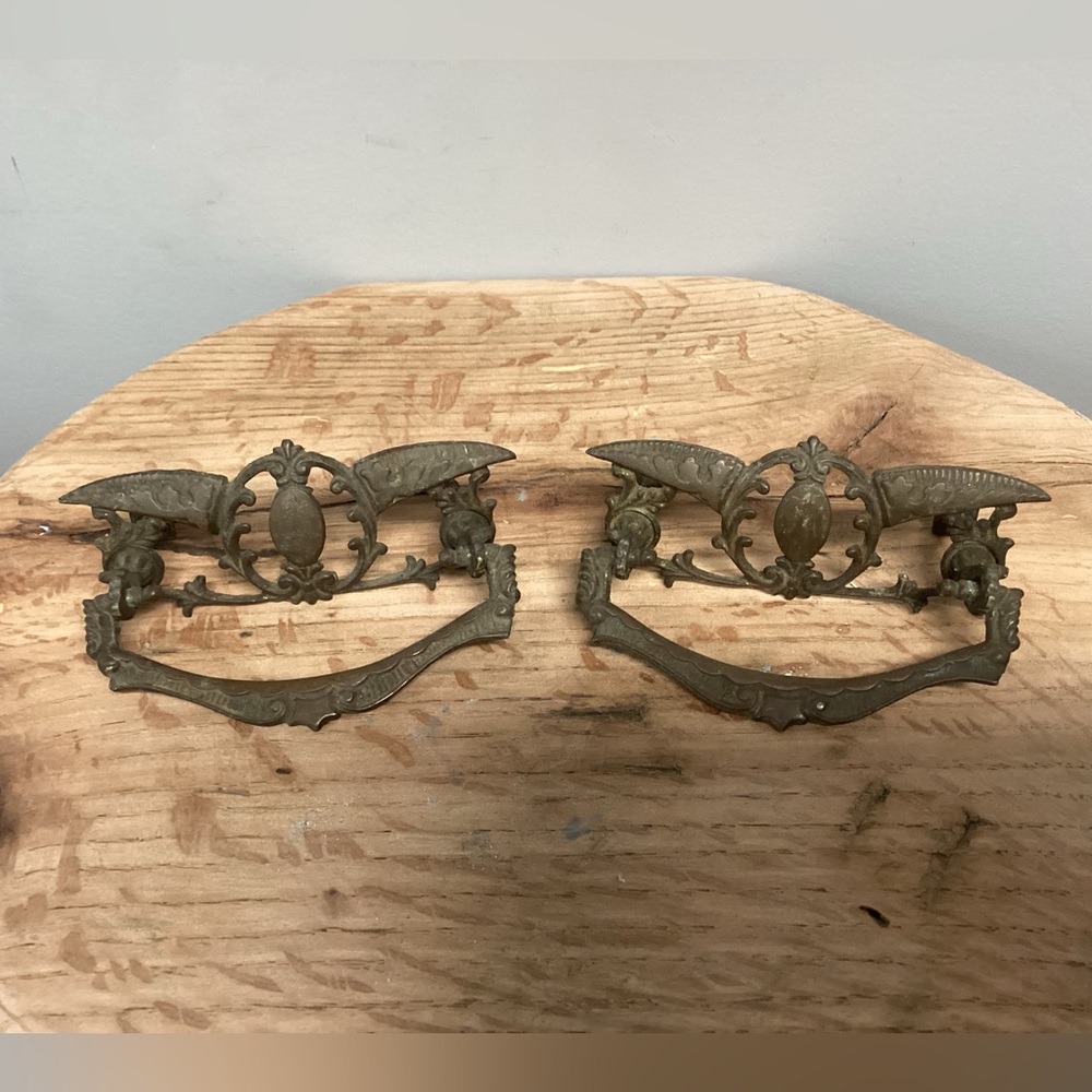 🟢 Vintage & Beautiful pair of 2 Solid Brass Drawer Pulls - Ornate - Collectible